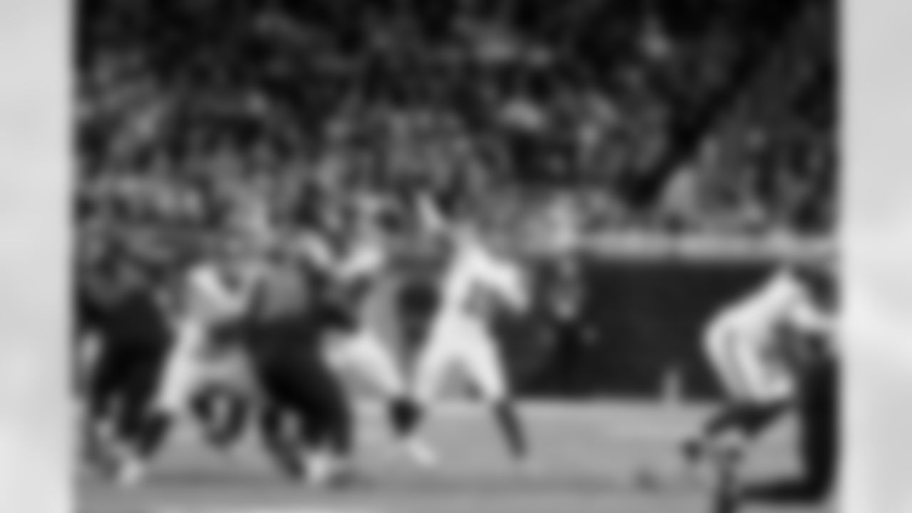 QB Jameis Winston (19)