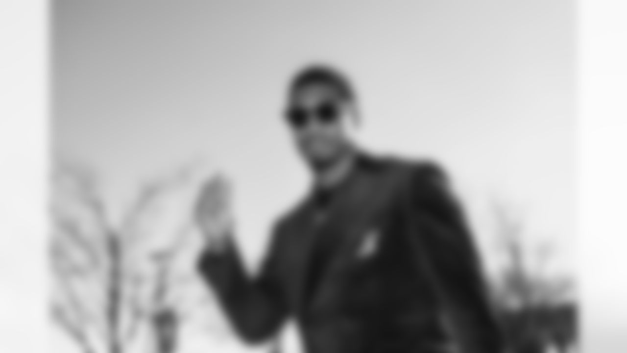 QB Jameis Winston (19)