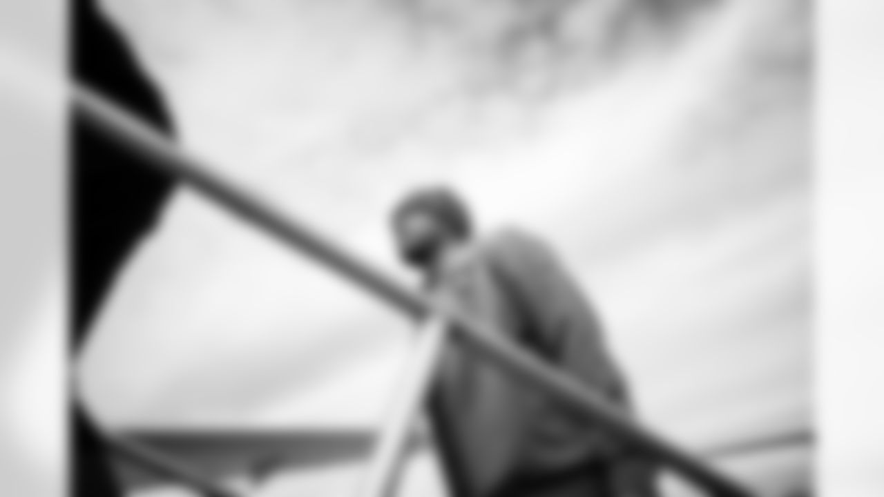 QB Jameis Winston (19)