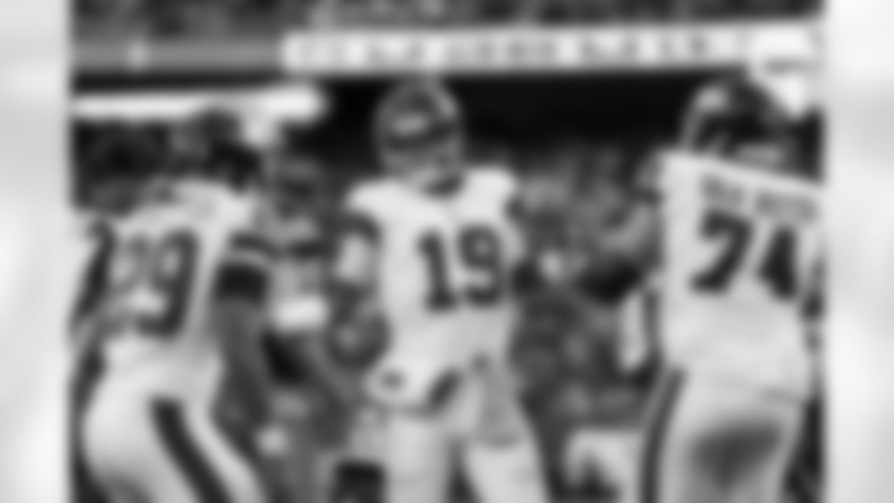 QB Jameis Winston (19)