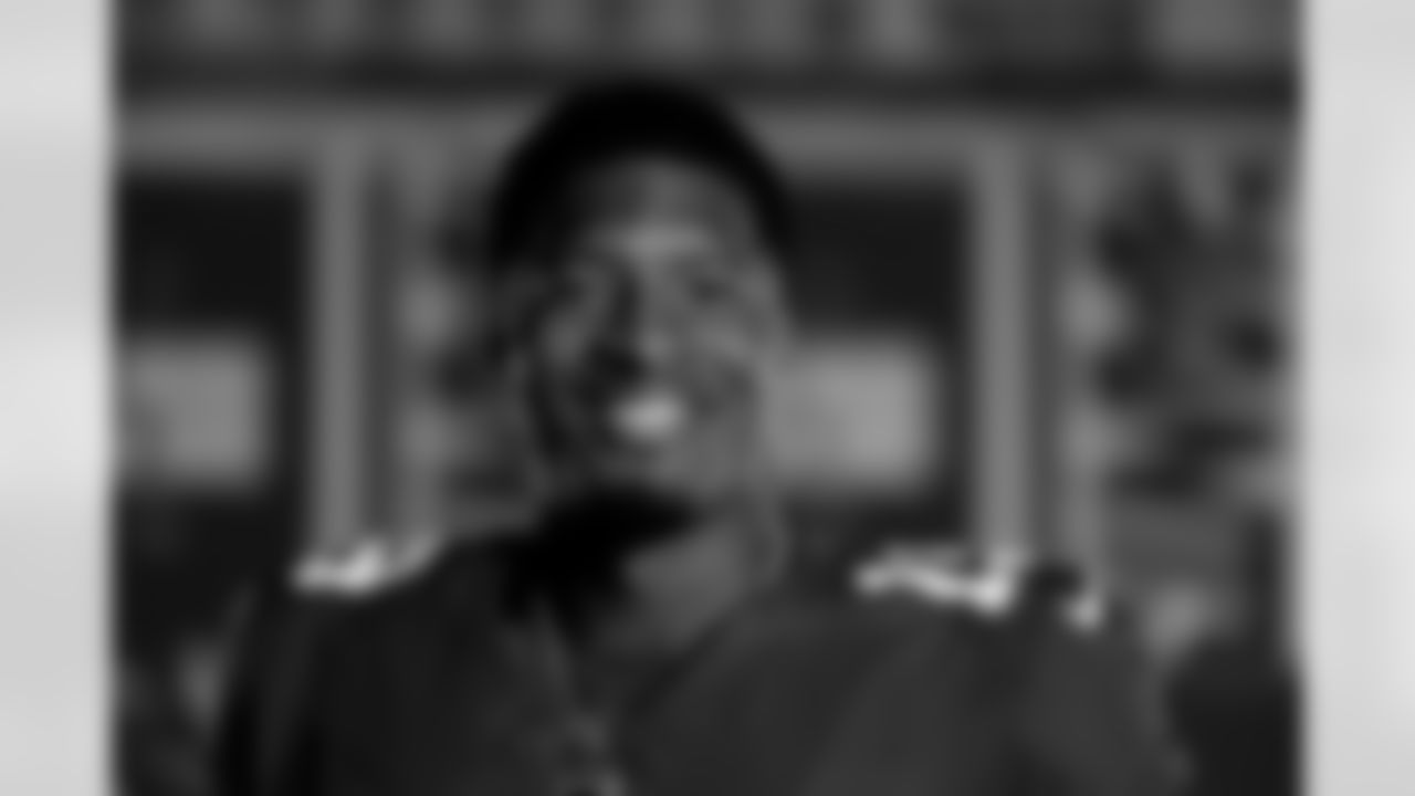 QB Jameis Winston (19)
