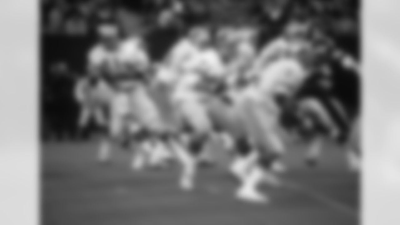 Quarterback Greg Landry (11) of the Detroit Lions sets to pass against the New York Giants. (AP Photo / Al Messerschmidt)