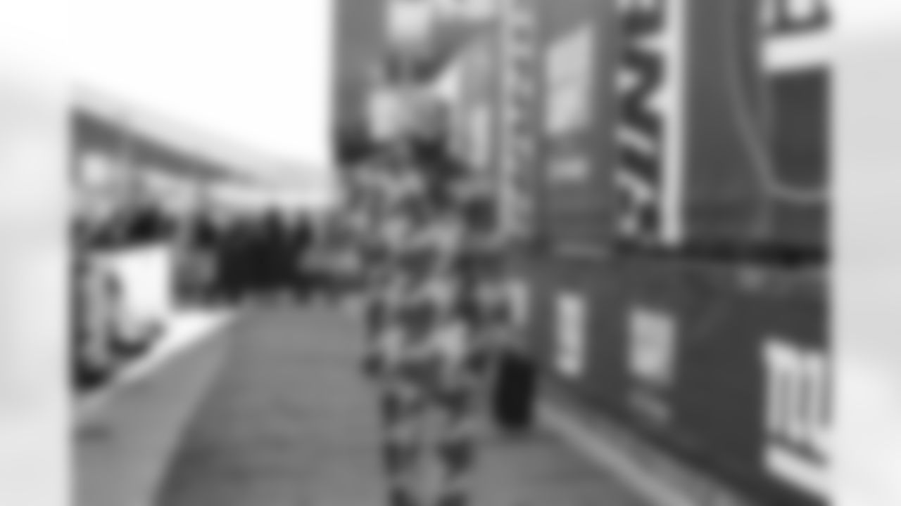 T Jermaine Eluemunor (72)