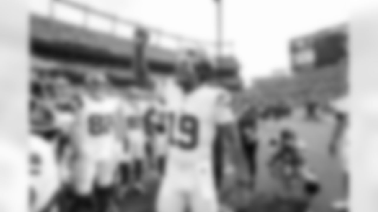 QB Jameis Winston (19)