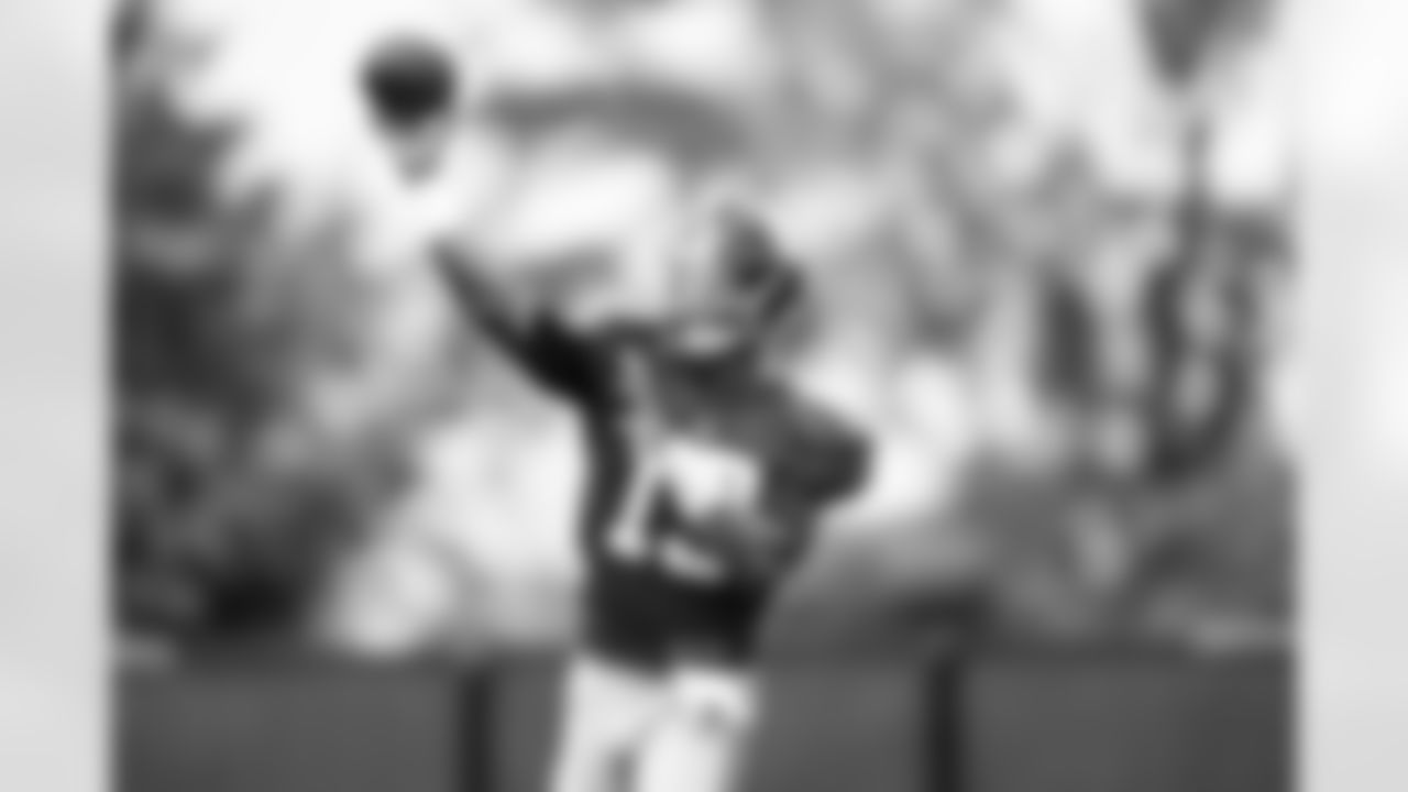 QB Jameis Winston (19)