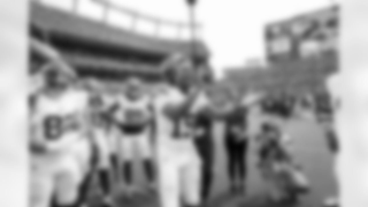 QB Jameis Winston (19)