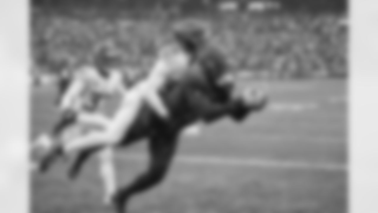 No. 94 David Njoku, TE