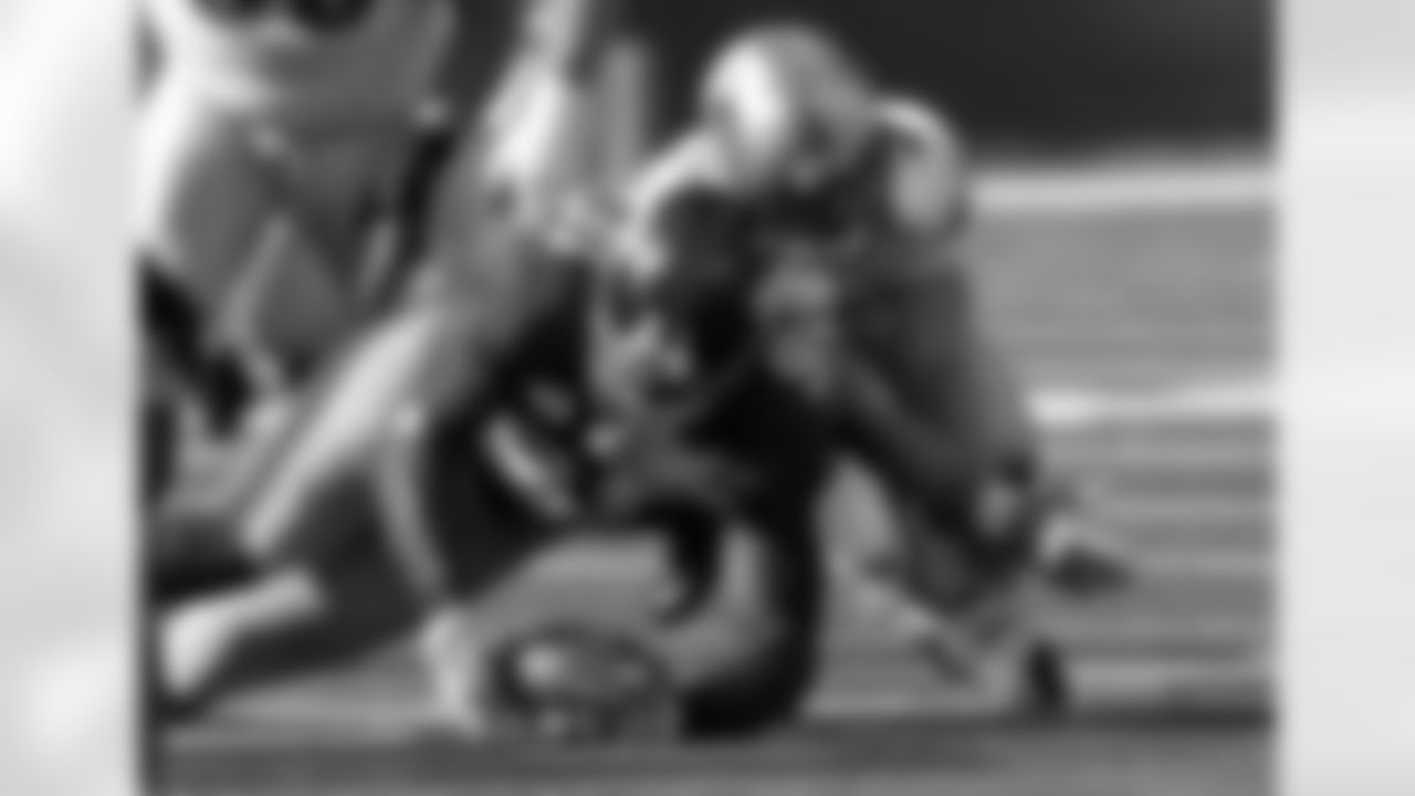 New York Giants defensive end Justin Tuck (91) recovers a fumble as Detroit Lions quarterback Drew Stanton (5) fights for the ball during the third quarter of an NFL football game at New Meadowlands Stadium, Sunday, Oct. 17, 2010, in East Rutherford, N.J. (AP Photo/Seth Wenig)