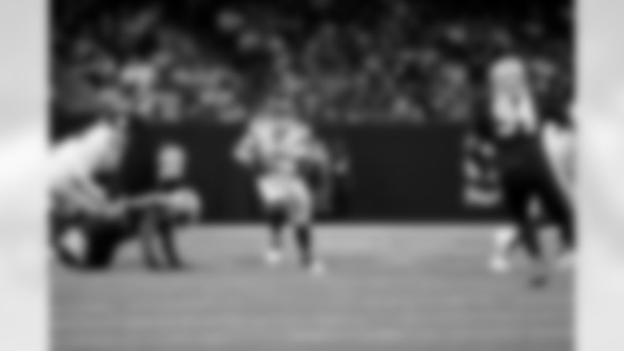 QB Jaxson Dart (6) looks for an open pass during an NFL football game against the New Orleans Saints on Sunday, October 5, 2025 at Caesars Superdome in New Orleans. (BRENNAN ASPLEN/NEW YORK GIANTS)
