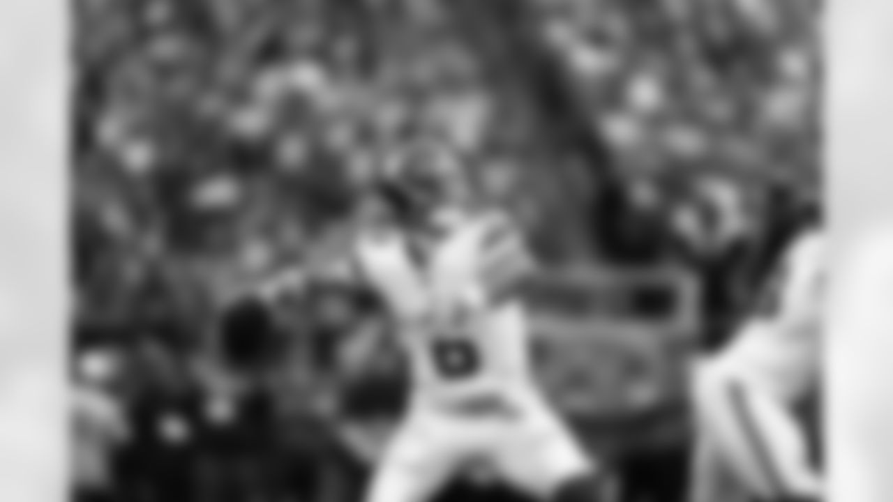 QB Jaxson Dart (6)