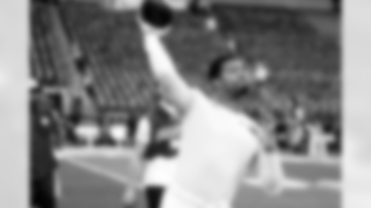 QB Jameis Winston (19)