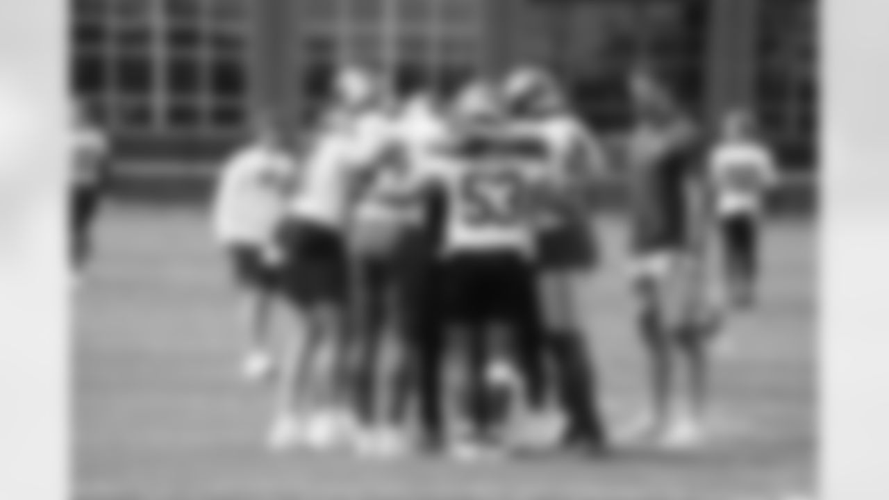 ILB Darius Muasau (53) linebacker huddle