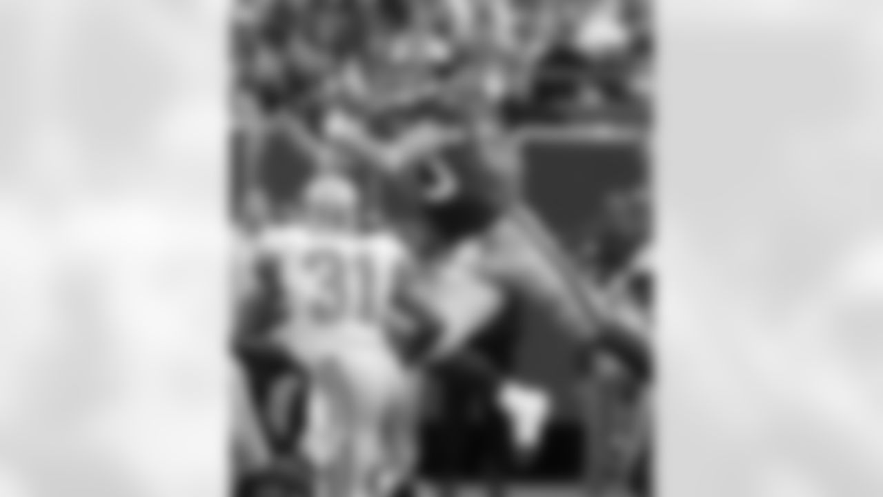 New York Giants tight end Jeremy Shockey leaps for a pass but can't hang on as Detroit Lions' Brock Marion moves in during the first quarter Sunday, Oct.24, 2004 in East Rutherford, New Jersey. The Lions won 28-13. (AP Photo/Julie Jacobson)