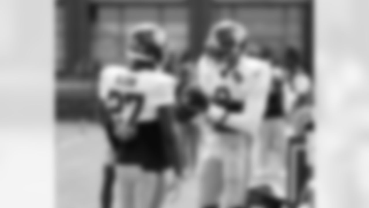 New York Giants linebacker Brian Burns (0),New York Giants safety Tyler Nubin (27)