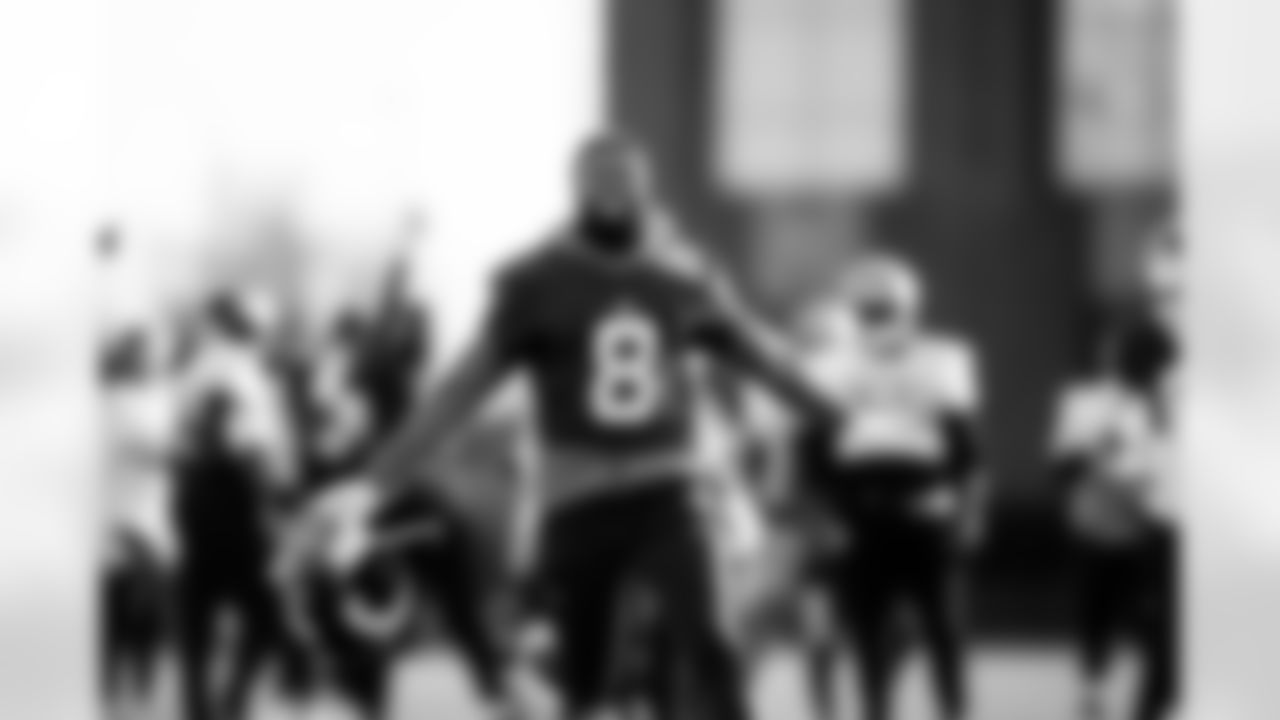 S Jevón Holland (8)