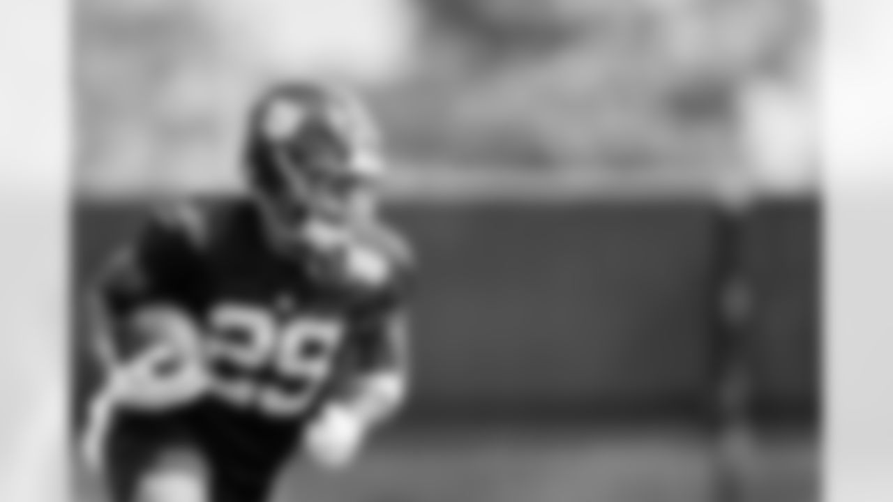RB Tyrone Tracy Jr. (29)