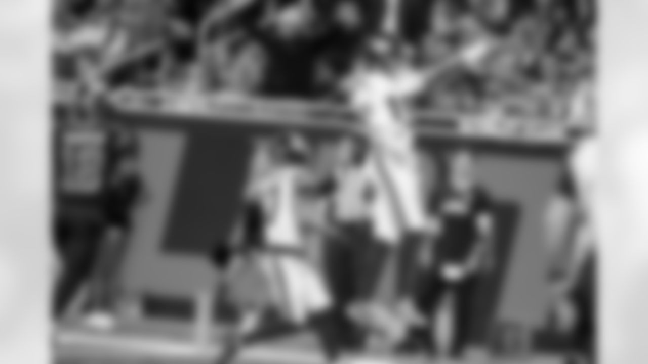 QB Jameis Winston (19)