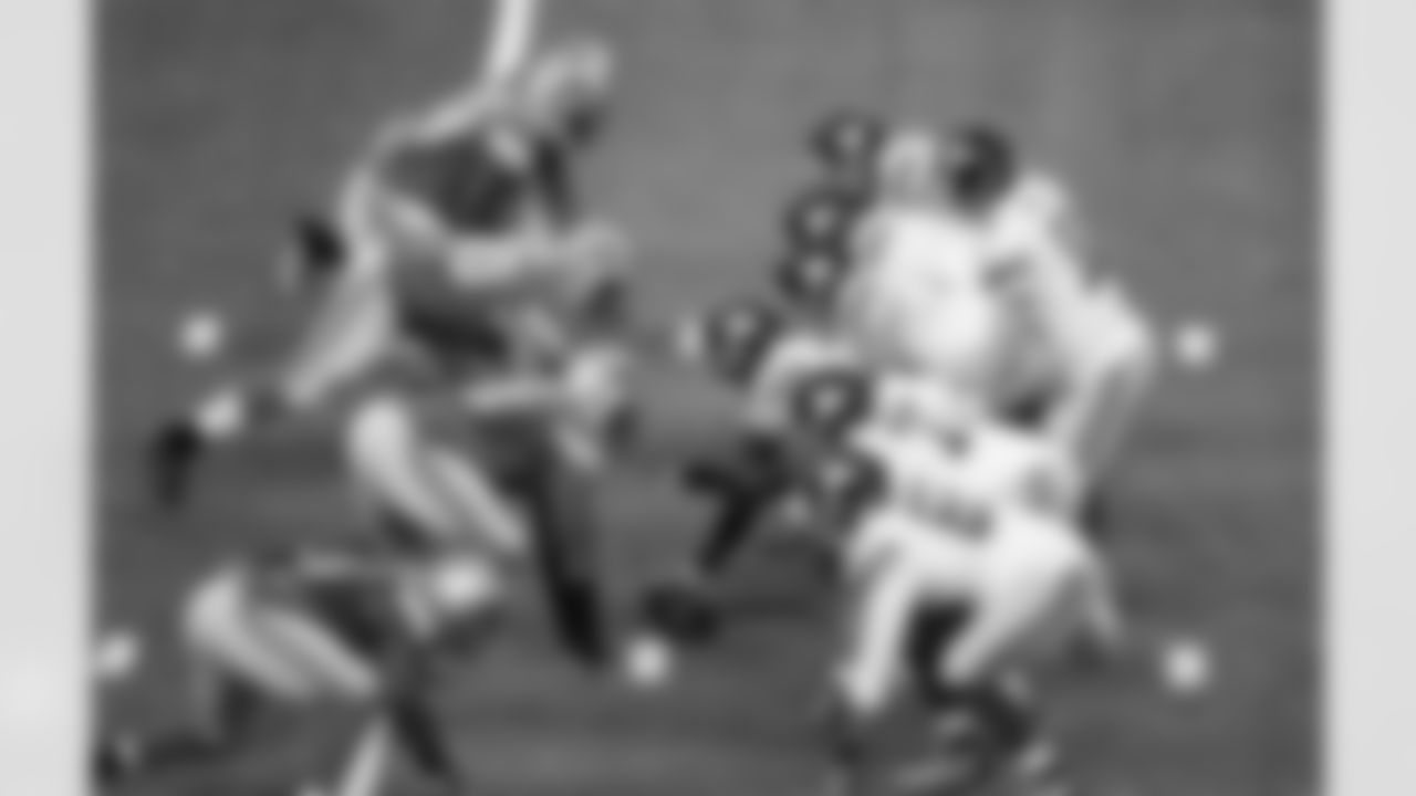 New York Giants quarterback Eli Manning (10) prepares to take the snap as the Giants face the Detroit Lions on the line of scrimmage during the first quarter of an NFL football game in Detroit, Sunday, Dec. 22, 2013. (AP Photo/Paul Sancya)