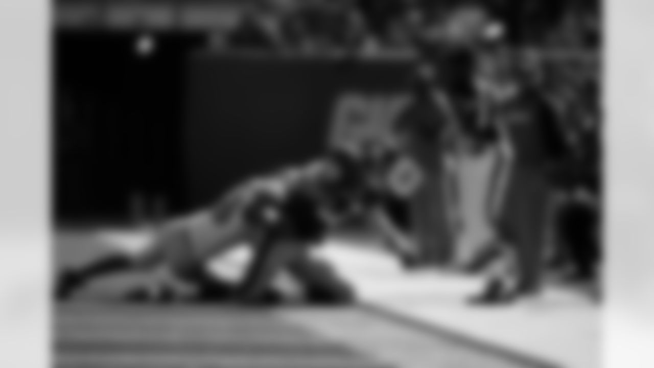 New York Giants tight end Bear Pascoe (86) is tackled before getting out of bounds during the second quarter of an NFL football game between the Detroit Lions and the New York Giants at New Meadowlands Stadium Sunday, Oct. 17, 2010, in East Rutherford, N.J. (AP Photo/Tim Larsen)