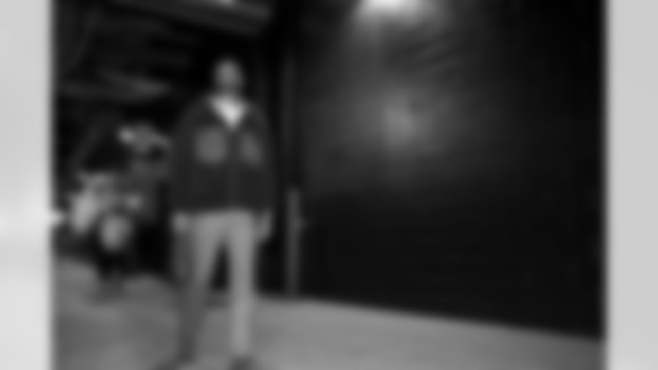 QB Jameis Winston (19)