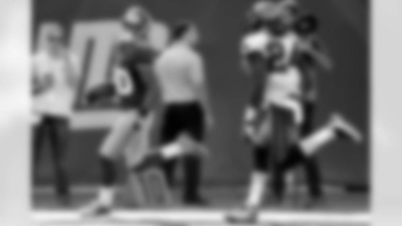 Victor Cruz (2012) - 1,092 receiving yards