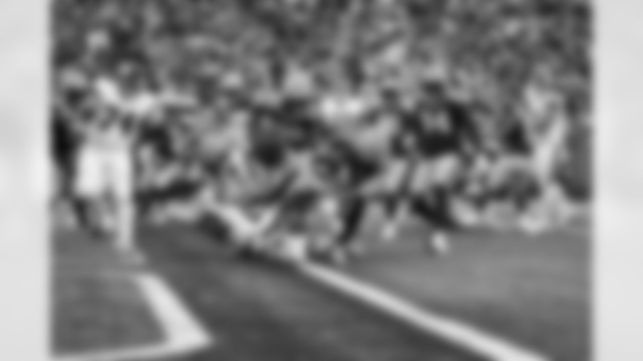 TE Daniel Bellinger (82), RB Devin Singletary (26)