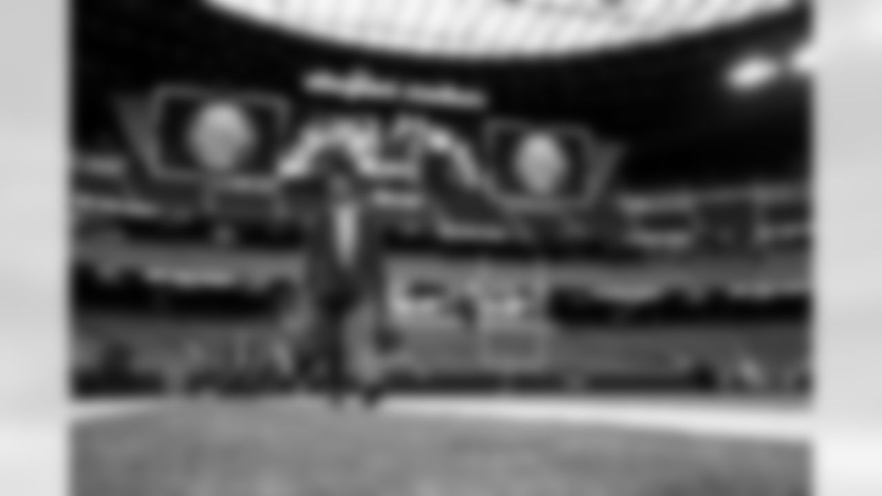 QB Jameis Winston (19)