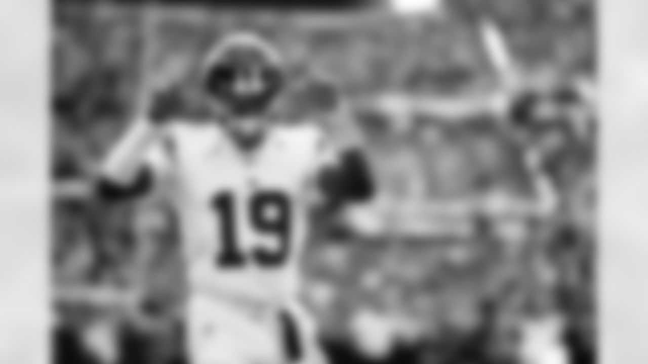 QB Jameis Winston (19)