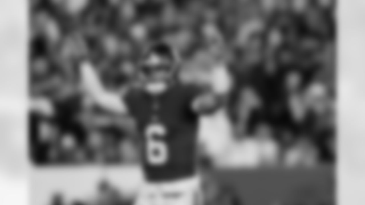 New York Giants quarterback Jaxson Dart (6) celebrates after leading his team to a touchdown during an NFL football game against the Philadelphia Eagles, Thursday, Oct. 9, 2025, in East Rutherford, N.J. (Aaron M. Sprecher via AP)