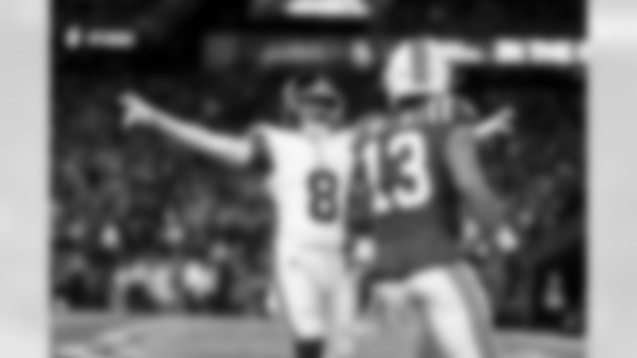 S Jevón Holland (8)