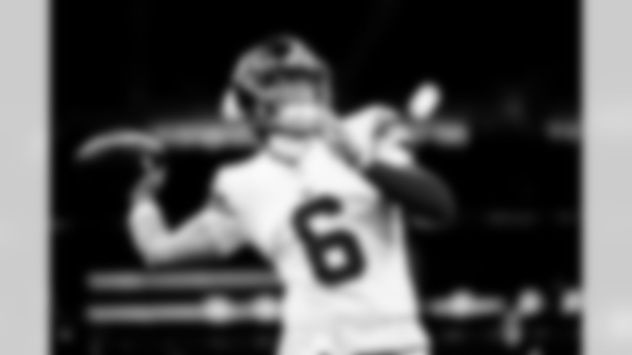 QB Jaxson Dart (6)