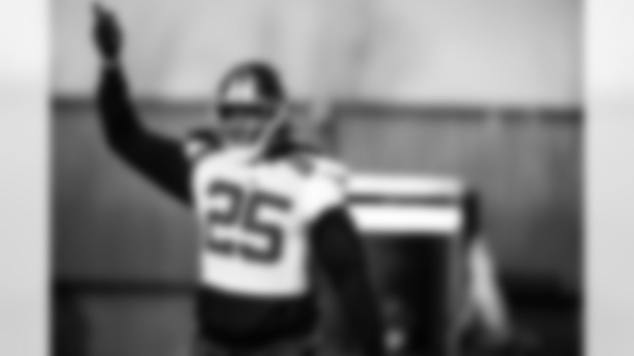 RB Dante Miller (25)