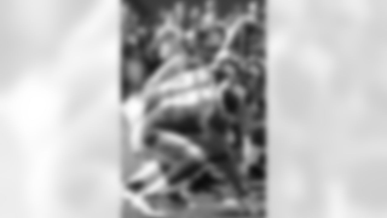 New York Giants' Eli Manning (10) warms up before an NFL football game between the Detroit Lions and the New York Giants at New Meadowlands Stadium Sunday, Oct. 17, 2010, in East Rutherford, N.J. (AP Photo/Seth Wenig)