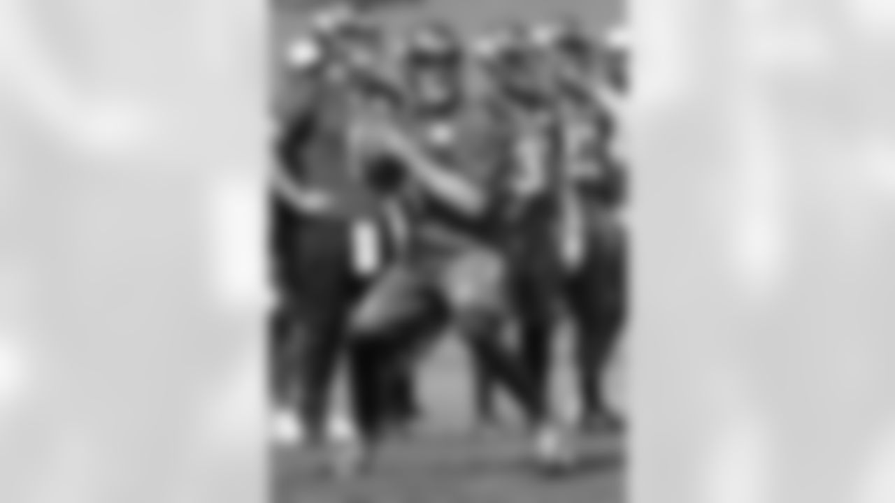 Minnesota Vikings Mike Kafka throws during OTA football practice at the Vikings practice facility Wednesday, May 27, 2015 in Eden Prairie, Minn.(AP Photo/Andy Clayton-King)