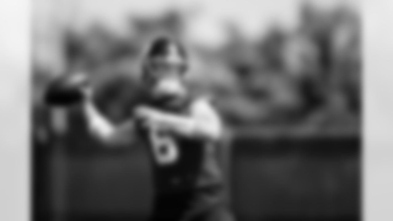 QB Jaxson Dart (6)