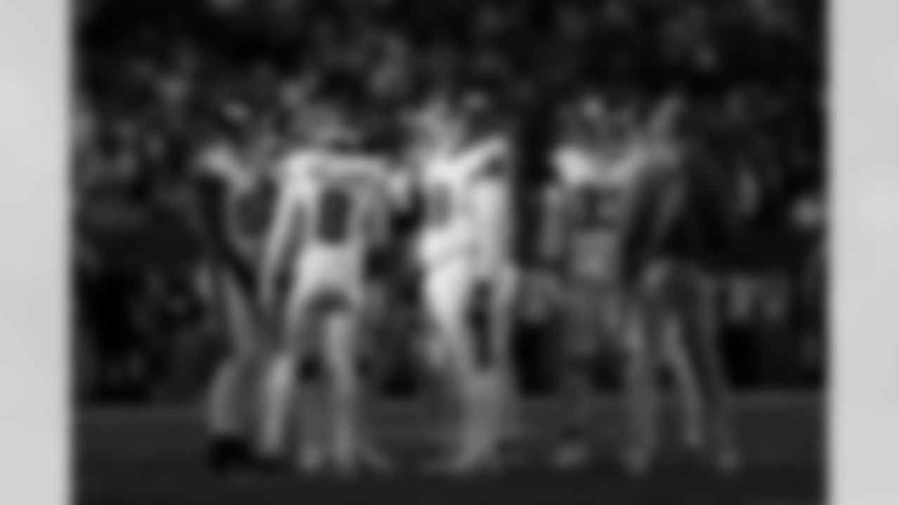 S Jevón Holland (8), DL D.J. Davidson (98)