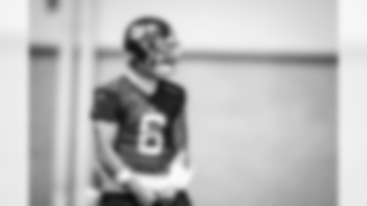 QB Jaxson Dart (6)