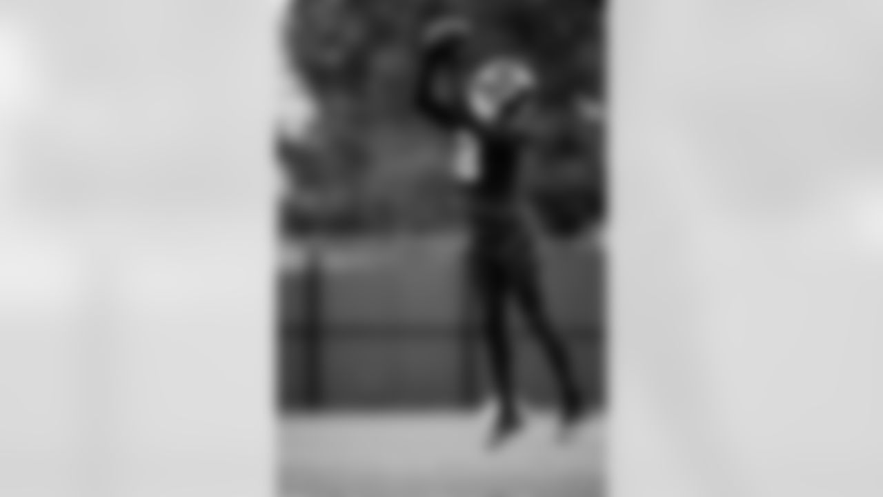 S Jevón Holland (8)