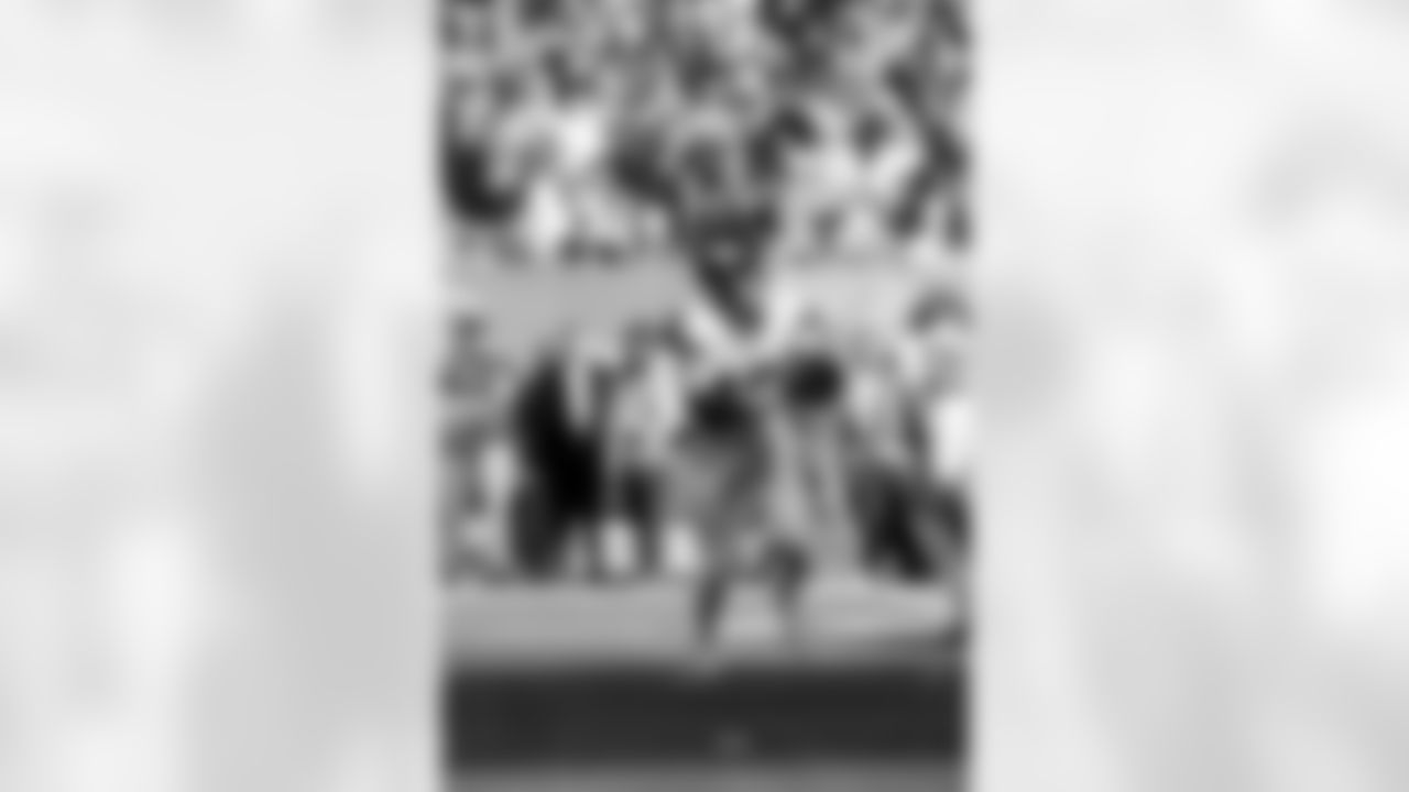 QB Jameis Winston (19)