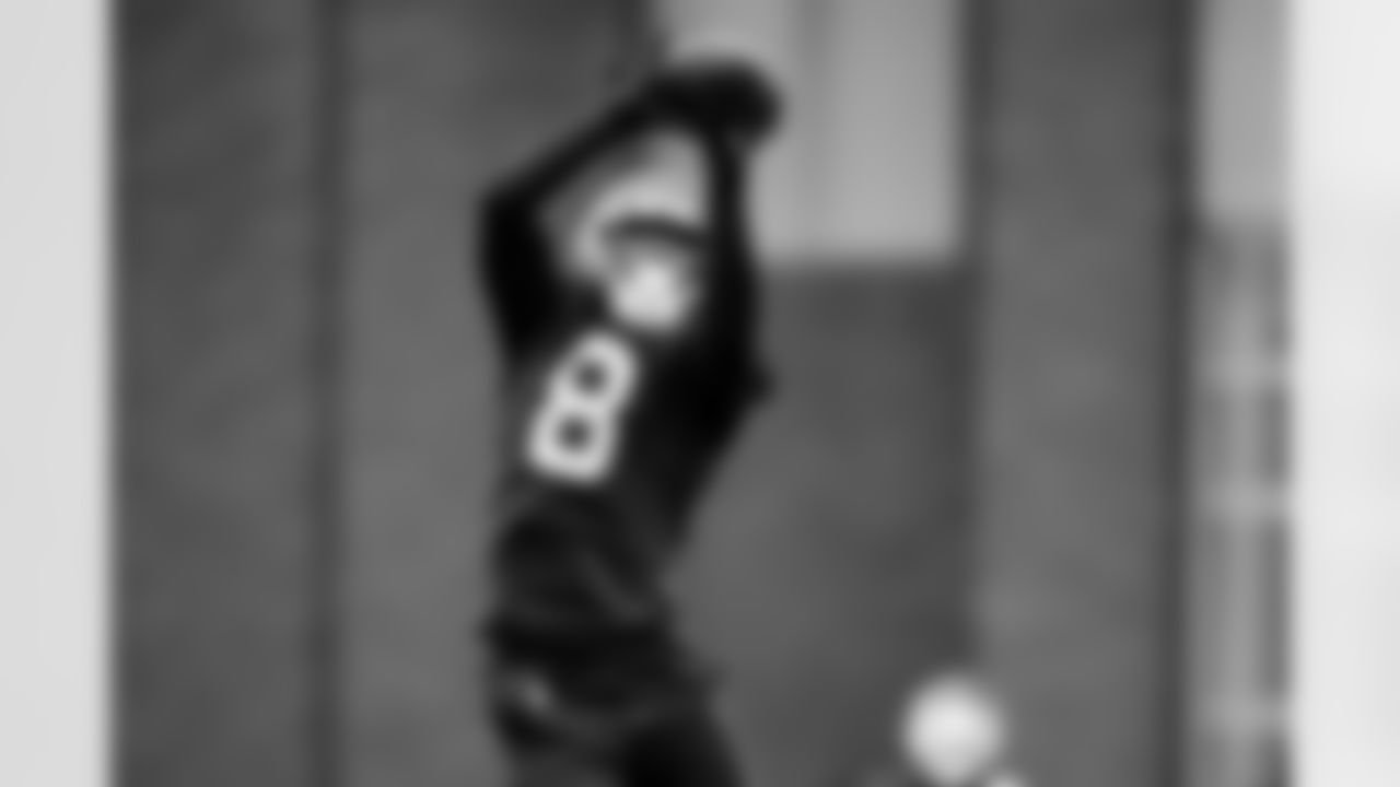 S Jevón Holland (8)