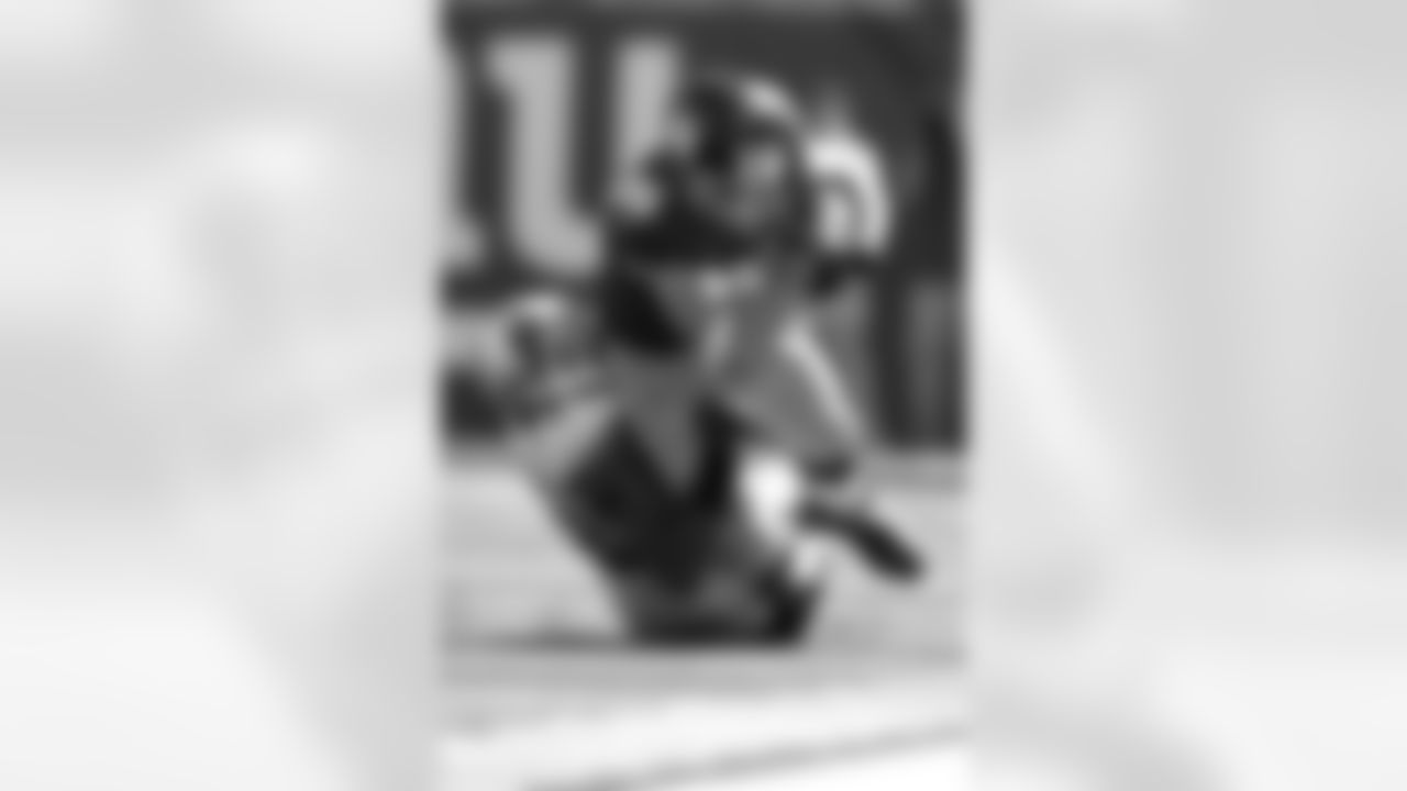 New York Giants tight end Bear Pascoe (86) is tackled by Detroit Lions defensive tackle Andre Fluellen (6) during the second quarter of an NFL football game between the Detroit Lions and the New York Giants at New Meadowlands Stadium Sunday, Oct. 17, 2010, in East Rutherford, N.J. (AP Photo/Tim Larsen)