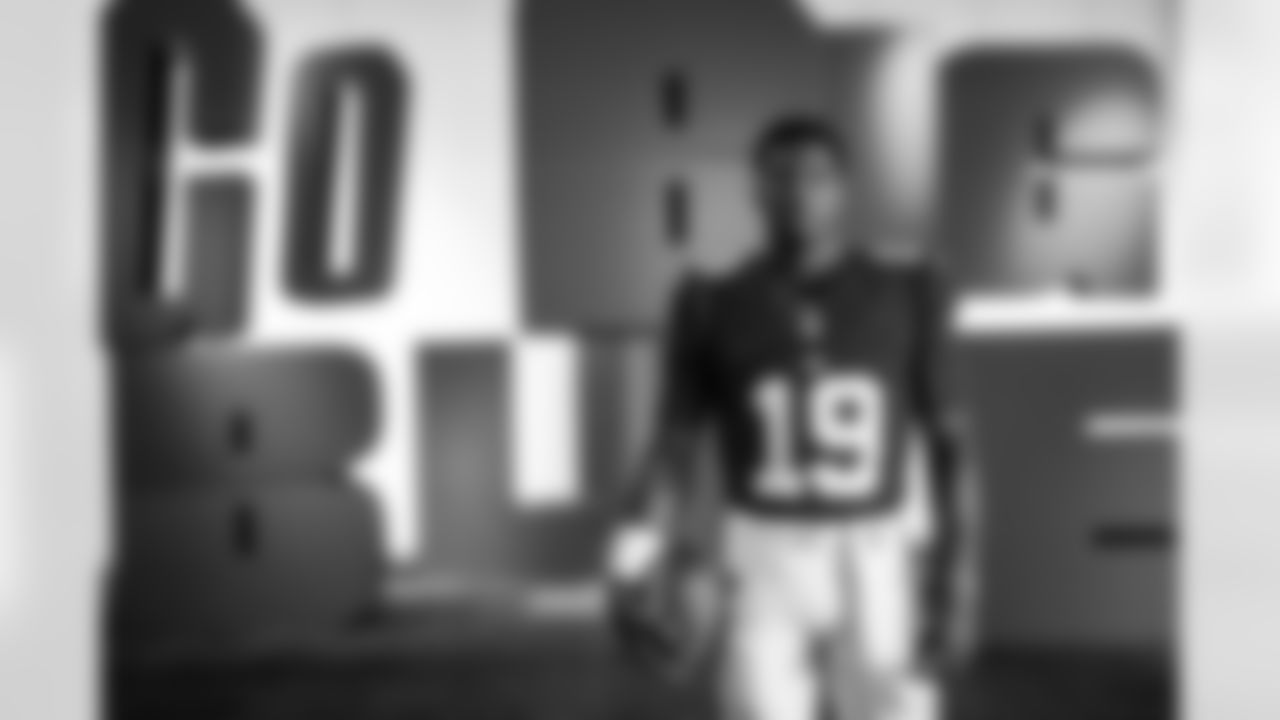 QB Jameis Winston (19)