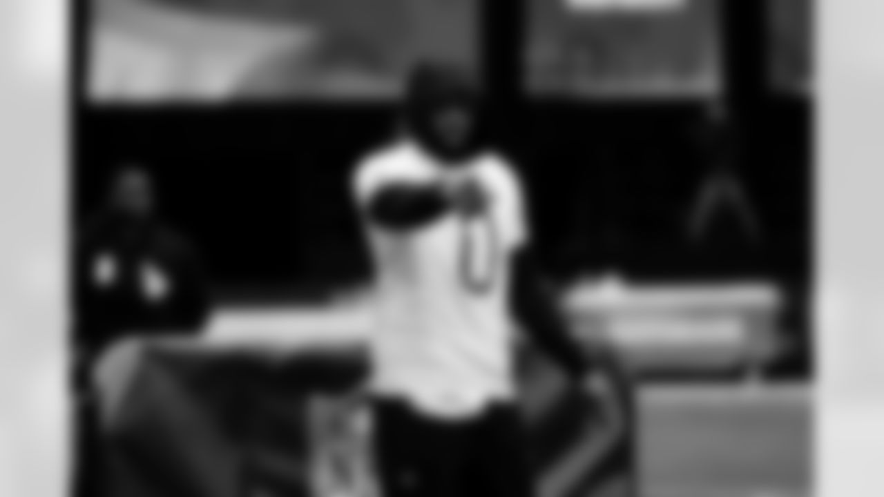 New York Giants linebacker Brian Burns (0) gestures during the 2026 Pro Bowl Skills Challenge on Monday, February 2, 2026 in San Francisco. (Kara Durrette/NFL)