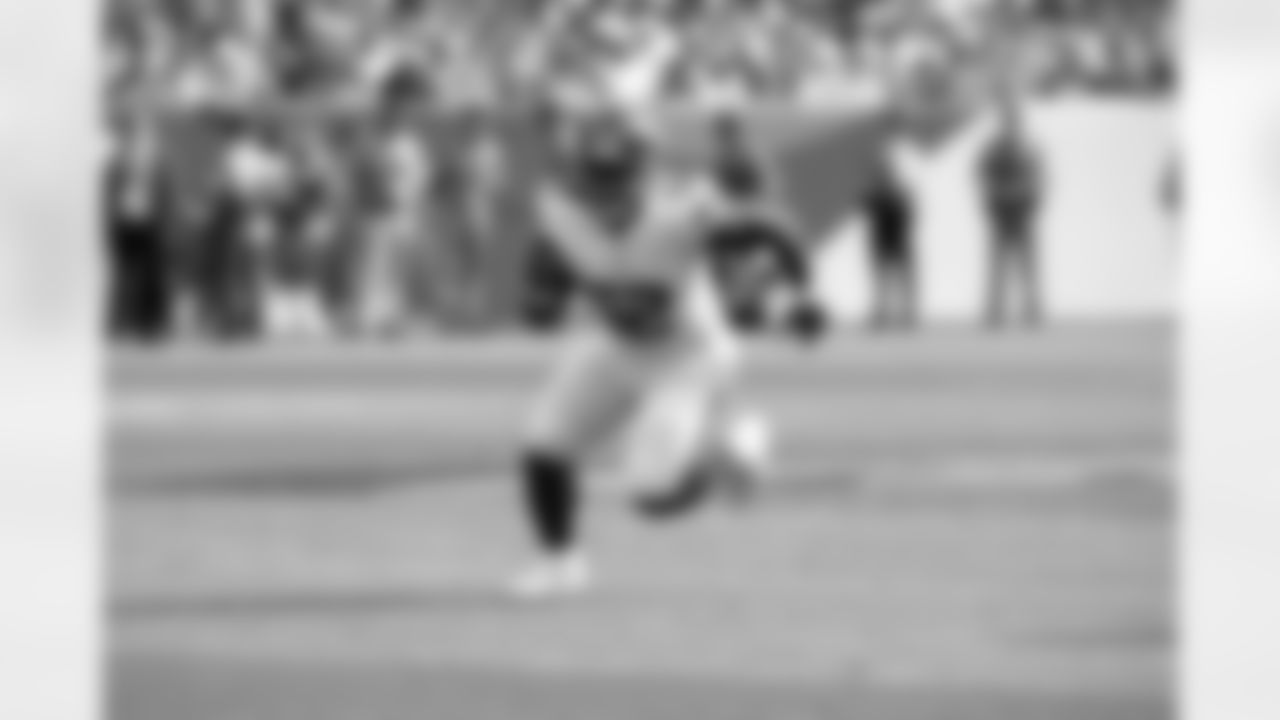 OLB Victor Dimukeje (52)