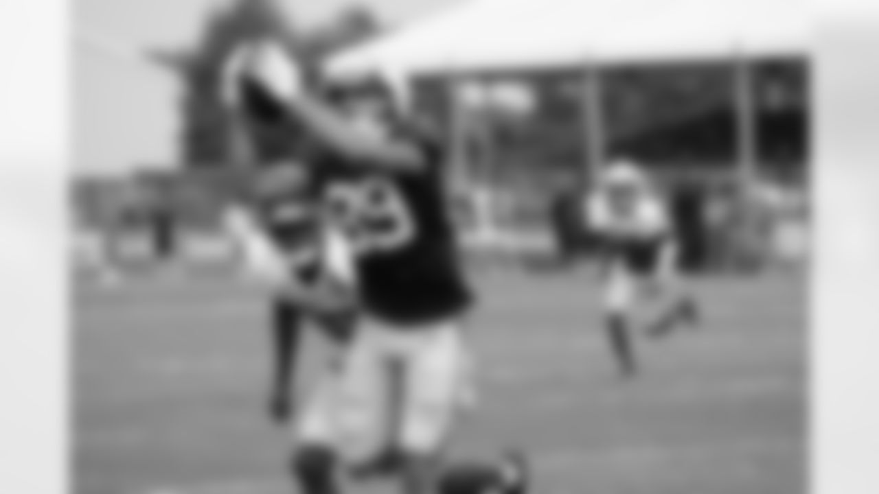 New York Giants tight end Greg Dulcich (89),New York Giants safety Makari Paige (38)