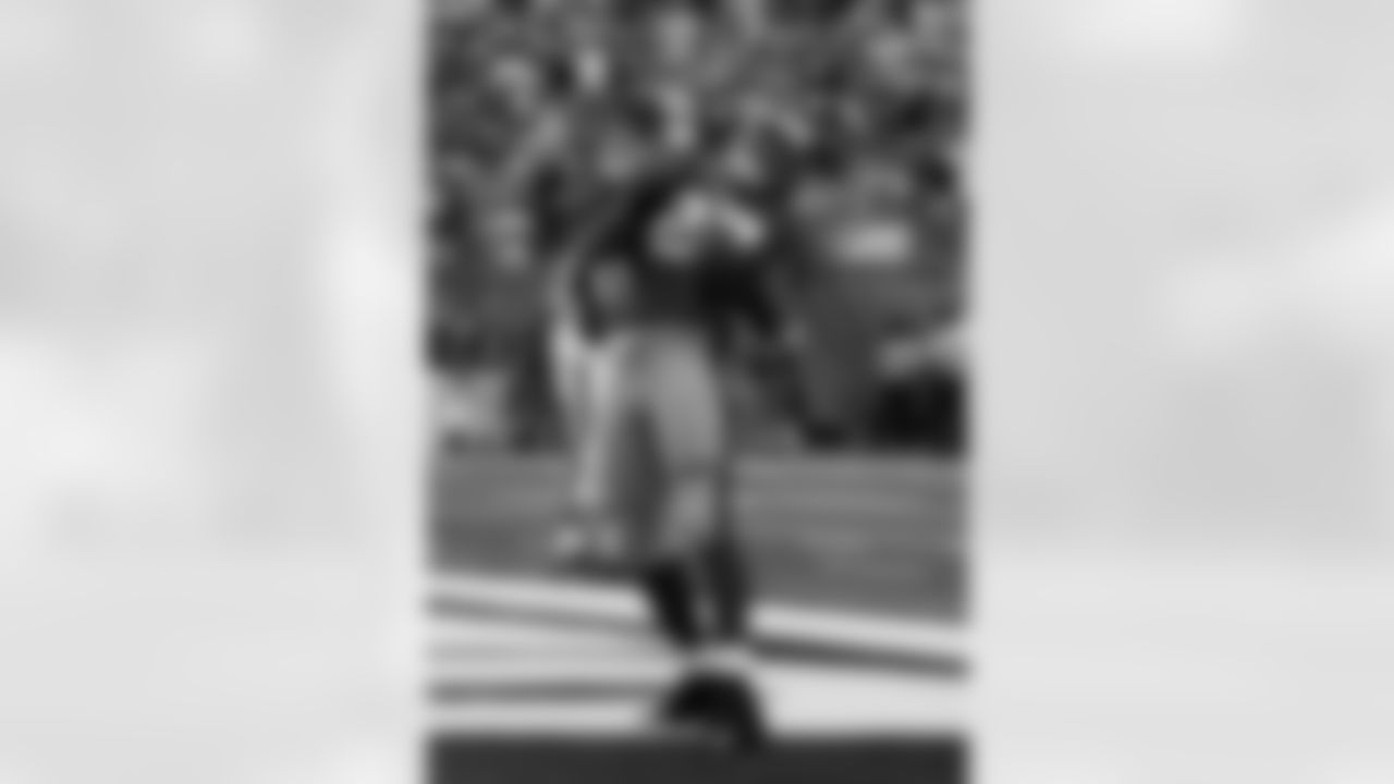 New York Giants' Brandon Jacobs reacts after a touchdown during the fourth quarter of an NFL football game between the Detroit Lions and the New York Giants at New Meadowlands Stadium Sunday, Oct. 17, 2010, in East Rutherford, N.J. The Giants won the game 28-20. (AP Photo/Seth Wenig)