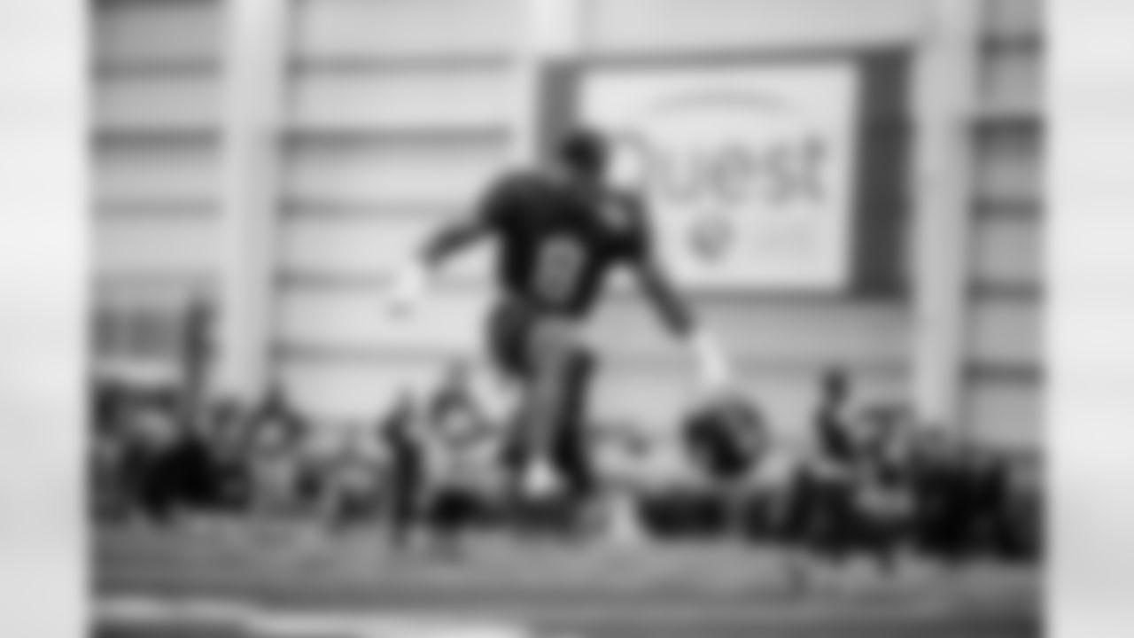 S Jevón Holland (8)