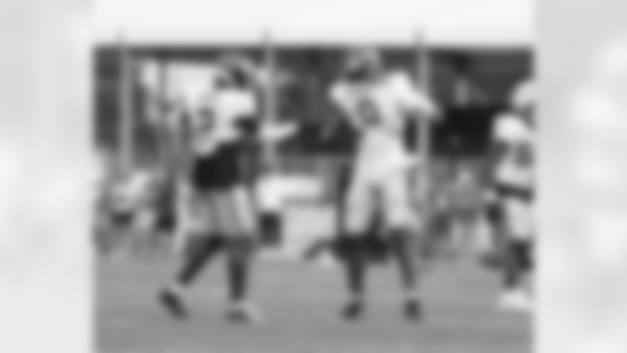 New York Giants linebacker Brian Burns (0),Wells Jr., New York Giants cornerback Deonte Banks (2)