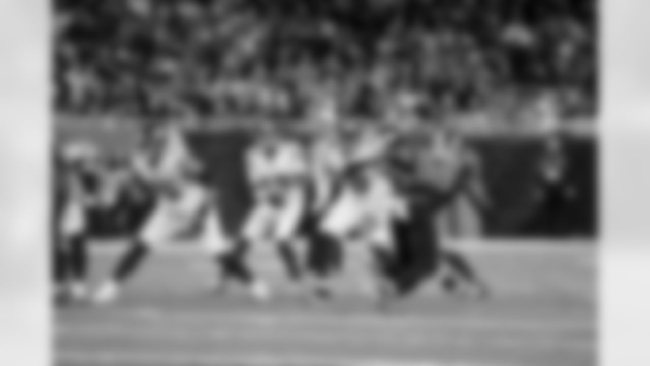 QB Jameis Winston (19)