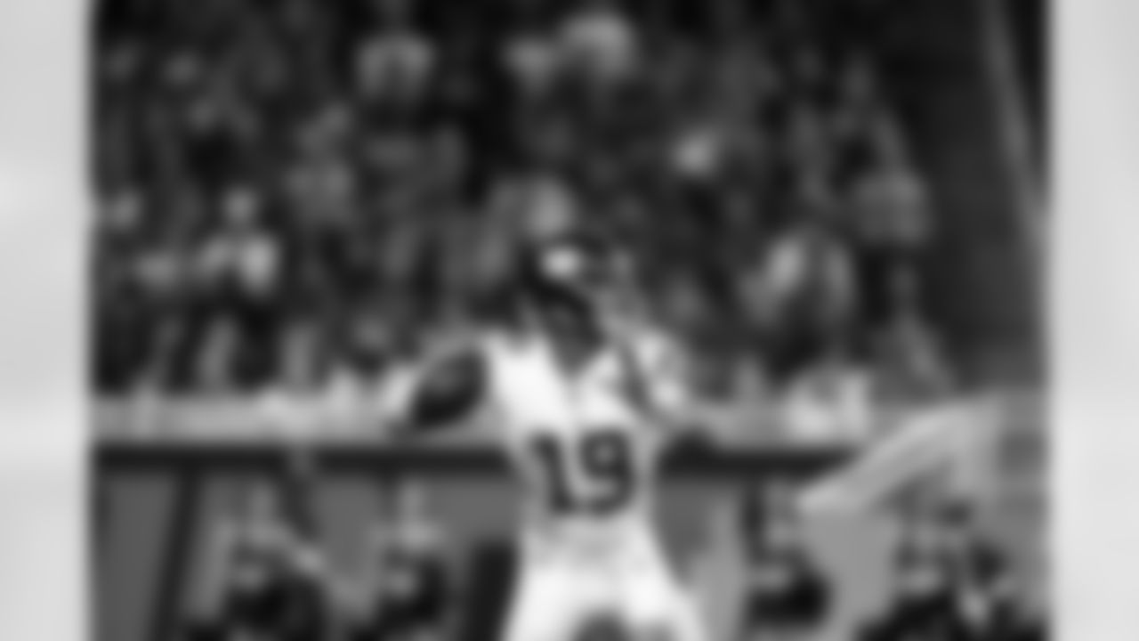 QB Jameis Winston (19)